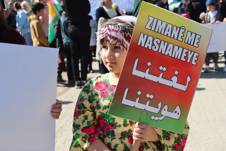 Li 7 bajarên Rojava meşên bi boneya Roja Zimanê Dayikê