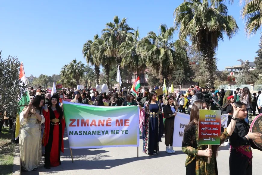 Li 7 bajarên Rojava meşên bi boneya Roja Zimanê Dayikê