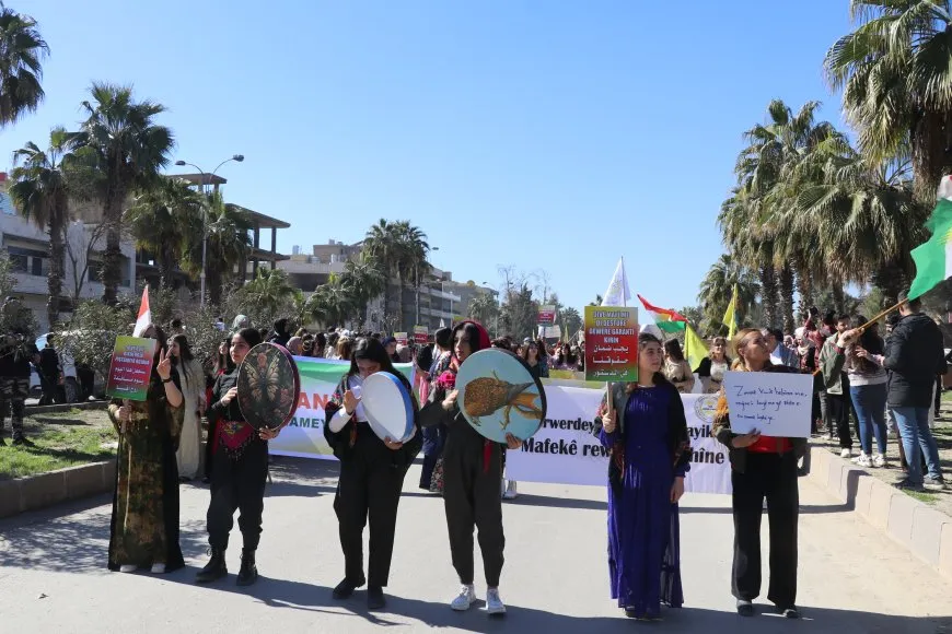 Li 7 bajarên Rojava meşên bi boneya Roja Zimanê Dayikê