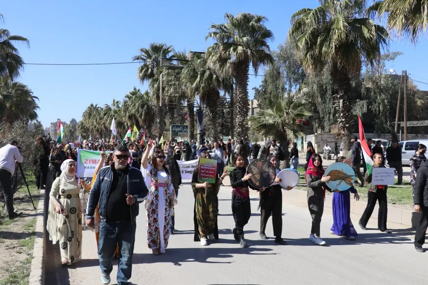 Li 7 bajarên Rojava meşên bi boneya Roja Zimanê Dayikê