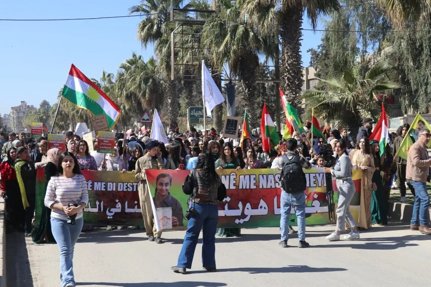 Li 7 bajarên Rojava meşên bi boneya Roja Zimanê Dayikê
