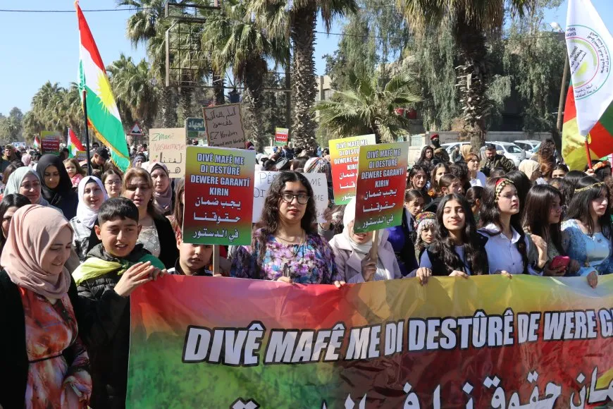 Li 7 bajarên Rojava meşên bi boneya Roja Zimanê Dayikê