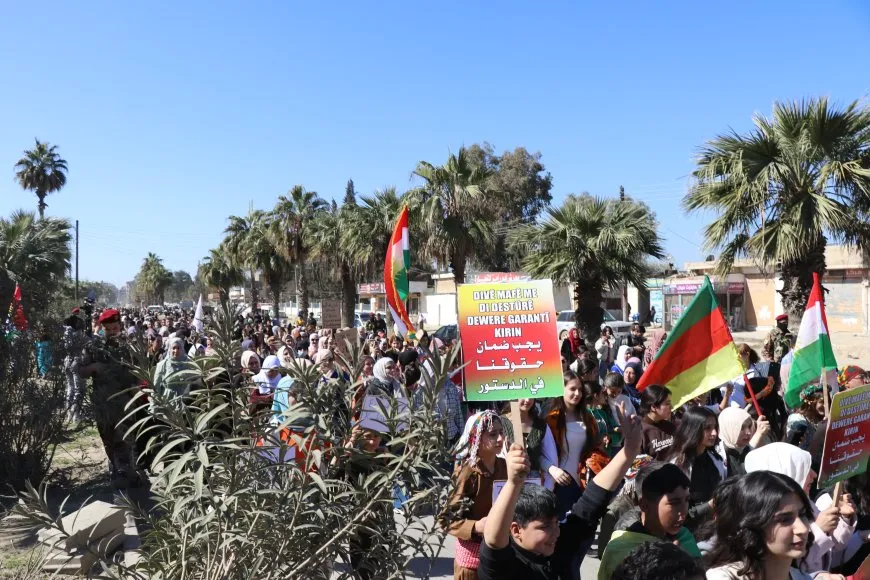 Li 7 bajarên Rojava meşên bi boneya Roja Zimanê Dayikê