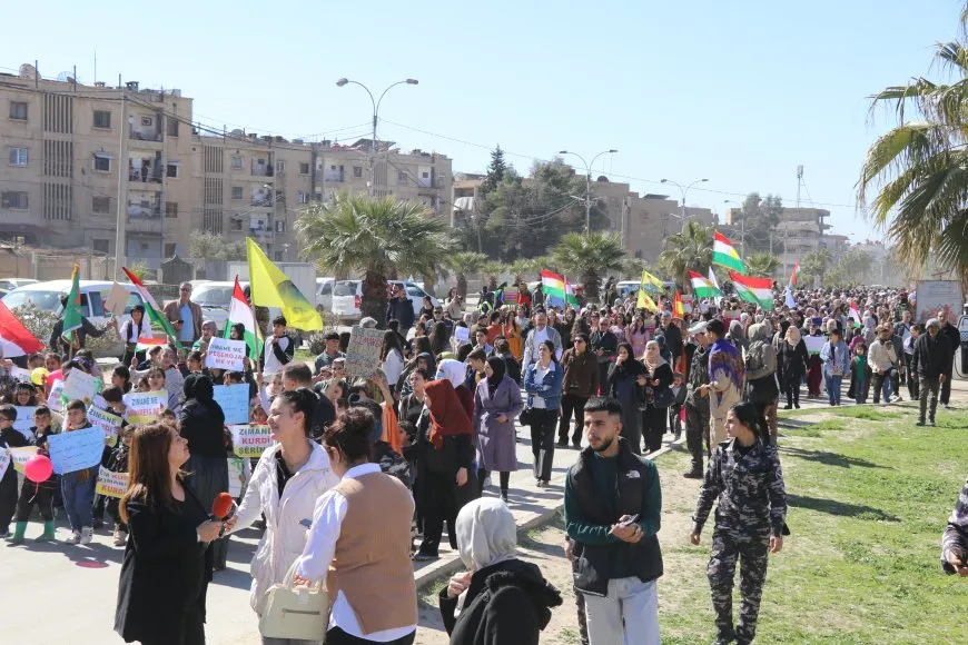 Li 7 bajarên Rojava meşên bi boneya Roja Zimanê Dayikê