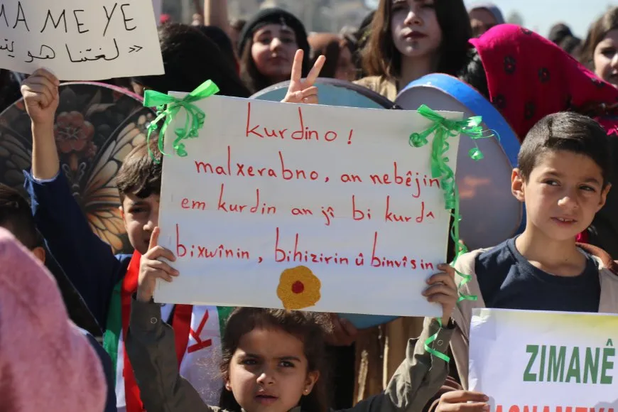 Li 7 bajarên Rojava meşên bi boneya Roja Zimanê Dayikê