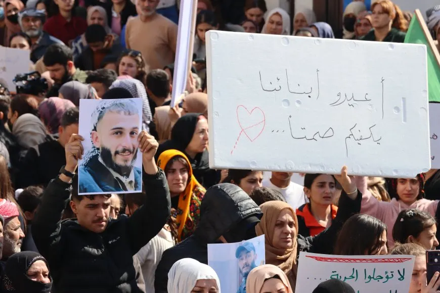 Malbatên dîlgirtiyan çûn pêşiya ofîsa NY’ê