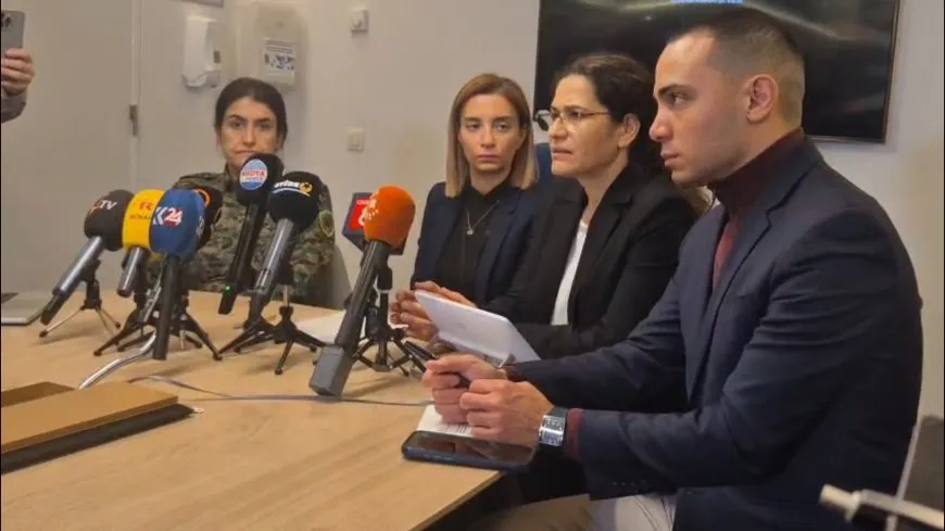 Îlham Ehmed û Rohilat Efrîn li PEˊyê civîna çapemeniyê li dar xist