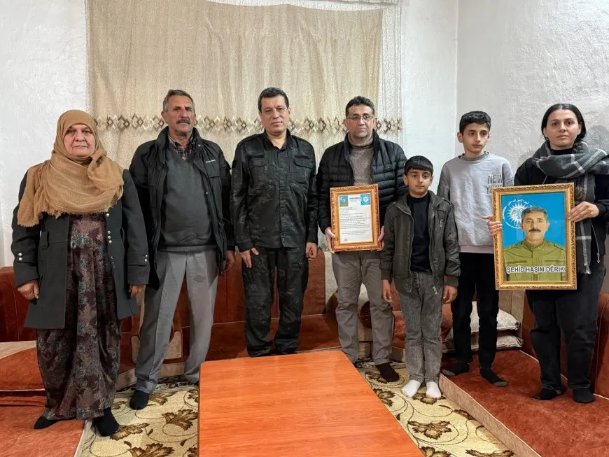 Mazlûm Ebdî malbata şehîd Haşim Dêrik ziyaret kir