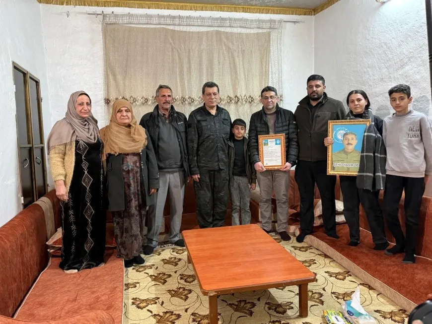 Mazlûm Ebdî malbata şehîd Haşim Dêrik ziyaret kir