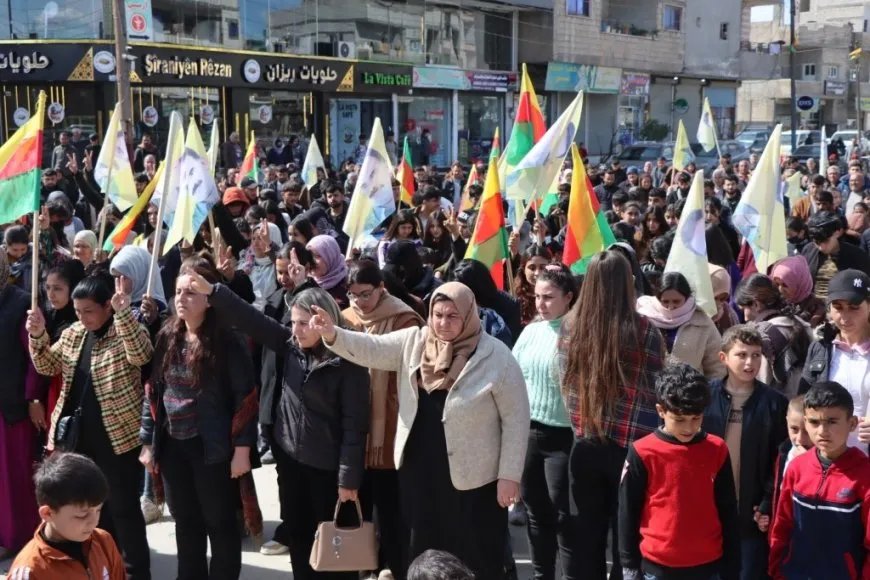Li Kobanê bi boneya salvegera banga 27`ê Sibatê çalakî hat lidarxistin