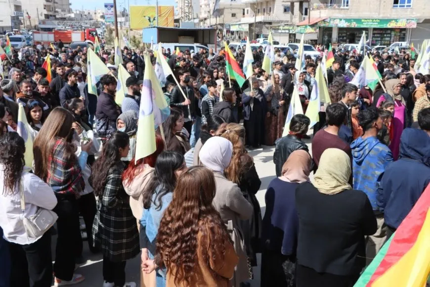 Li Kobanê bi boneya salvegera banga 27`ê Sibatê çalakî hat lidarxistin