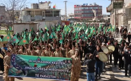 Li Kobanê jin ji bo piştgiriya YPJ`ê meşiyan