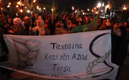 Jinên ji Qamişlo û Dêrikê meşên meşaleyî li dar xistin