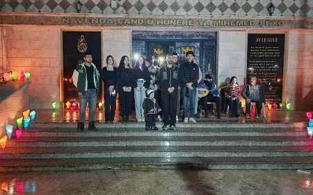 Ji bo bîranîna Hunermend Mihemed Şêxo mûm vêxistin