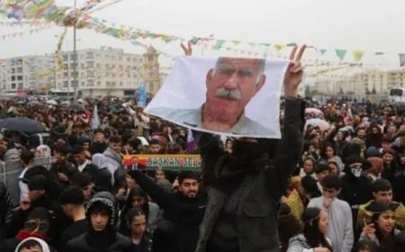 Bi hezaran kes li Amedê diherikin qada Newrozê