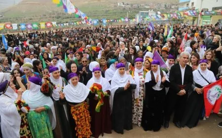 Di pîrozbahiyên Newroza Bakur de berxwedana Rojava hat silavkirin