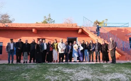 Şandeya jinan a ji Hindistanê serdana mala Rêber Apo ya li Amarayê kir