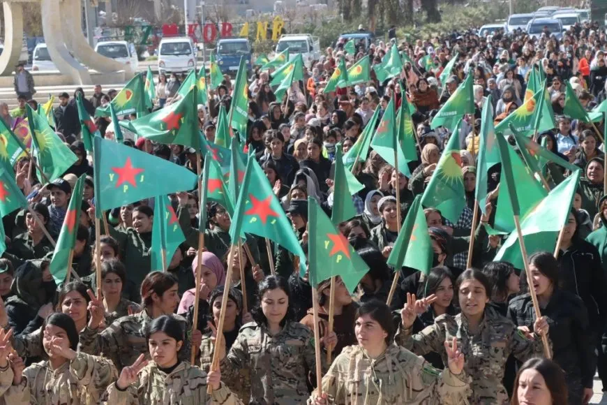 Li Kobanê jin ji bo piştgiriya YPJ`ê meşiyan