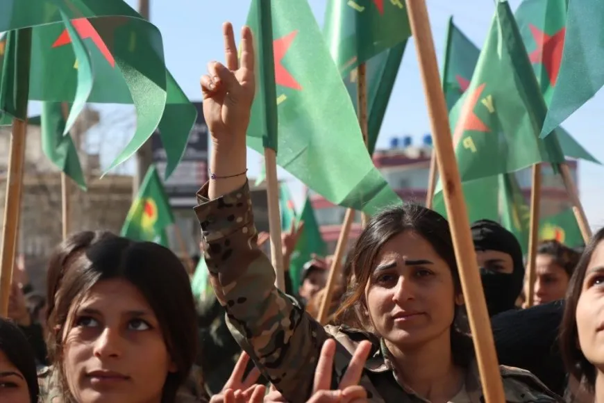 Li Kobanê jin ji bo piştgiriya YPJ`ê meşiyan