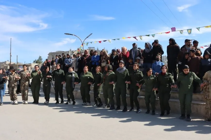 Li Kobanê jin ji bo piştgiriya YPJ`ê meşiyan