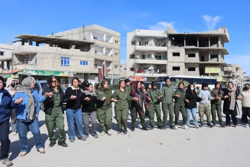 Li Kobanê jin ji bo piştgiriya YPJ`ê meşiyan