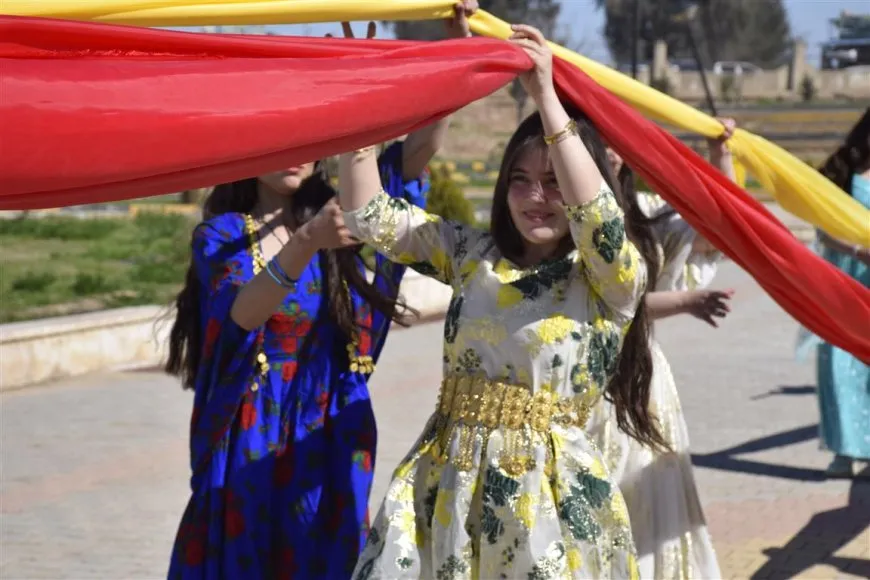 Depoyên genim ên Hesekê bi keziyên sembolîk hatin xemilandin