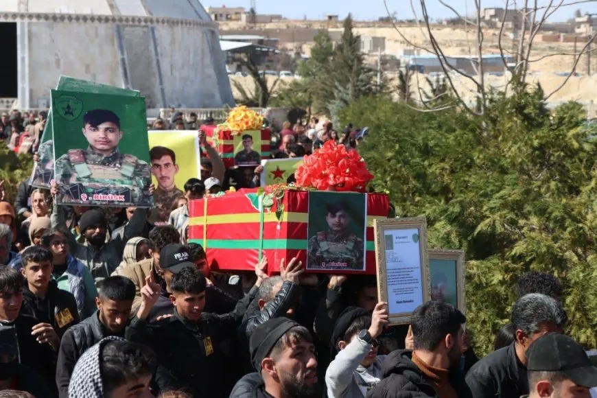 Li Kobanê merasîma 5 şehîdan