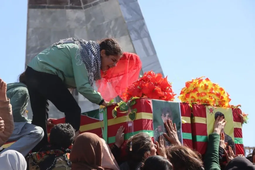 Li Kobanê merasîma 5 şehîdan