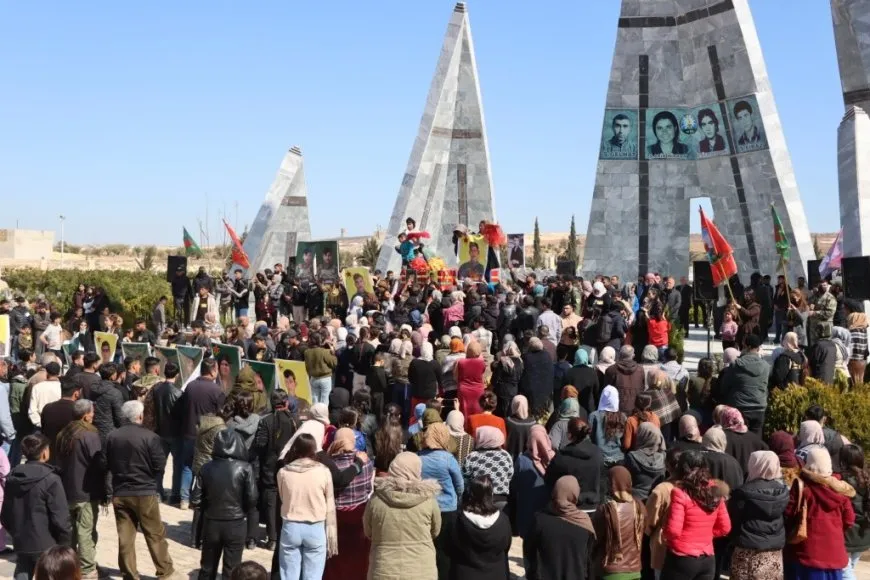 Li Kobanê merasîma 5 şehîdan