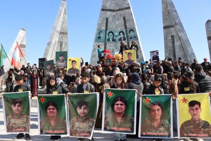 Li Kobanê merasîma 5 şehîdan