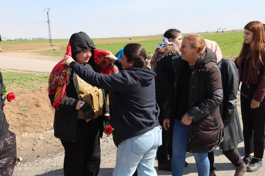 Saziyên jinan bi boneya 8’ê Adarê daxuyanî dan û bendên kontrolê ziyaret kirin