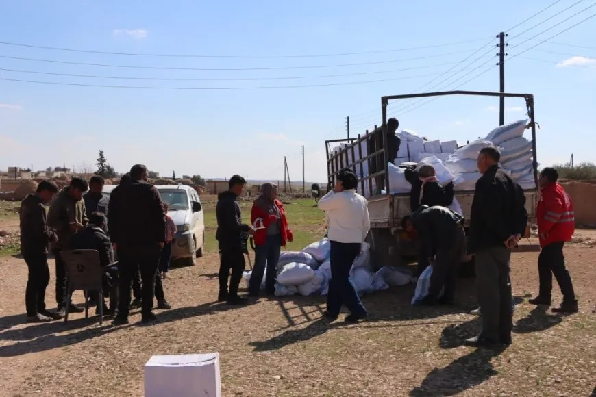 Heyva Sor a Kurd alîkarî li gundên Kobanê belav kirin