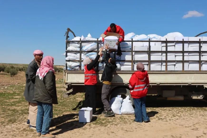 Heyva Sor a Kurd alîkarî li gundên Kobanê belav kirin