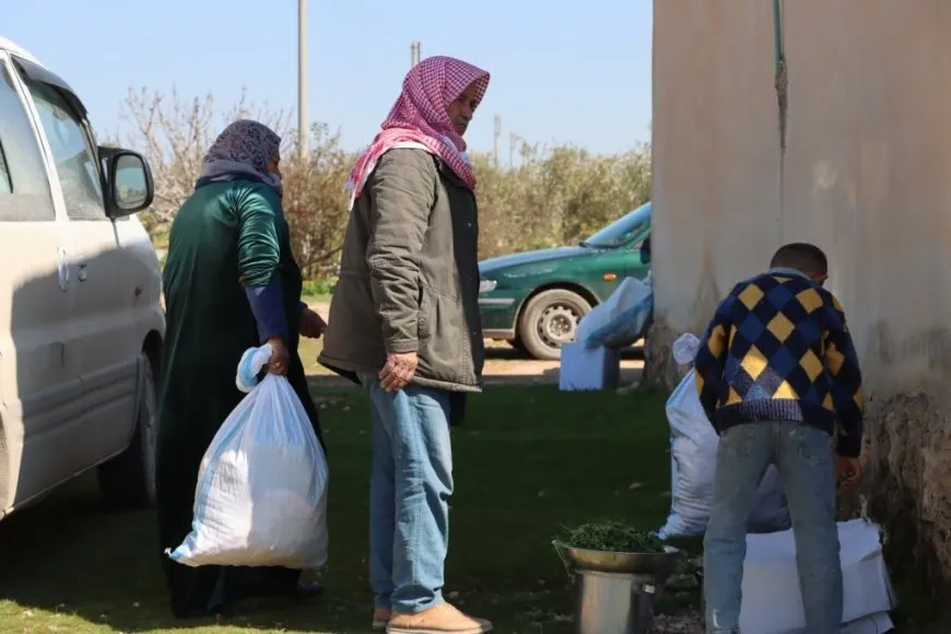 Heyva Sor a Kurd alîkarî li gundên Kobanê belav kirin