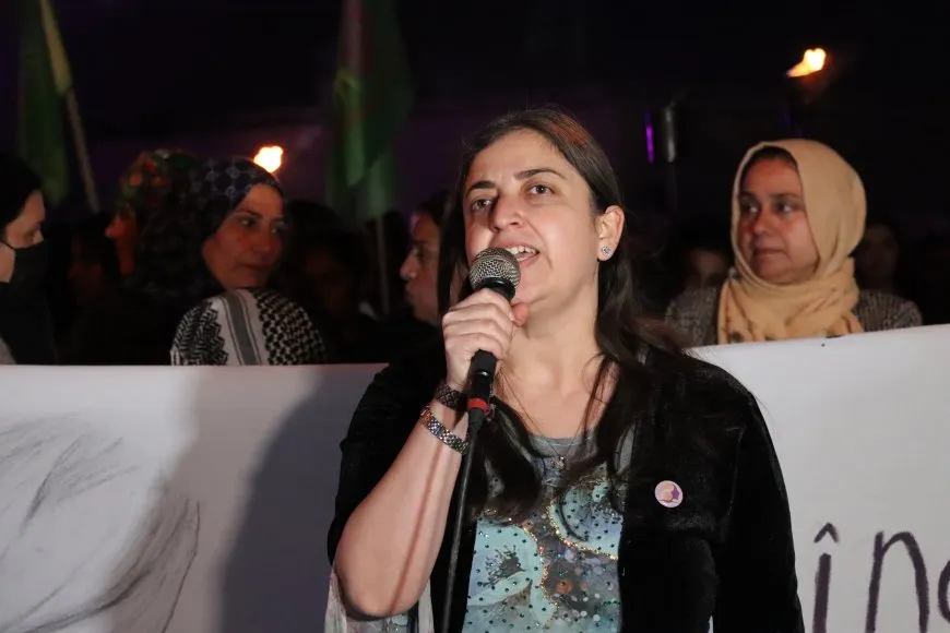 Jinên ji Qamişlo û Dêrikê meşên meşaleyî li dar xistin