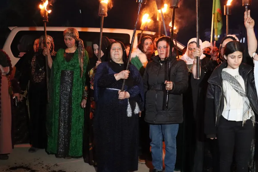 Jinên ji Qamişlo û Dêrikê meşên meşaleyî li dar xistin