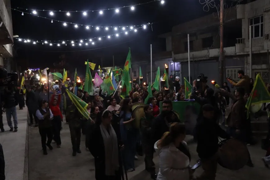 Jinên ji Qamişlo û Dêrikê meşên meşaleyî li dar xistin