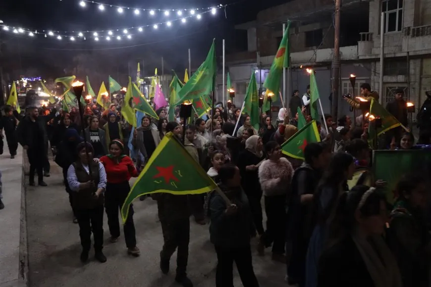 Jinên ji Qamişlo û Dêrikê meşên meşaleyî li dar xistin