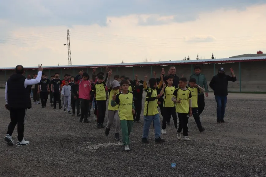 Werzişvanên Dêrikê bi meşeke çûn Pakrewangeha Şehîd Xebat Dêrik 