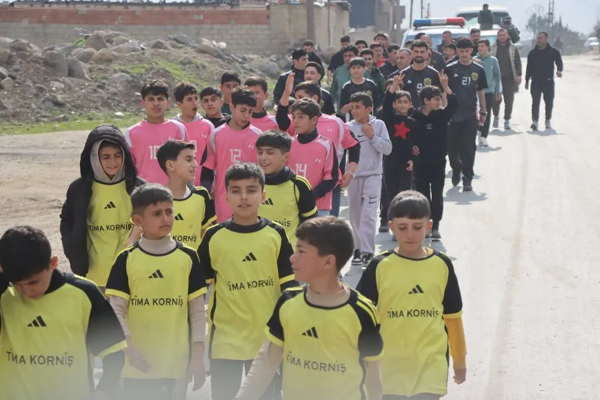 Werzişvanên Dêrikê bi meşeke çûn Pakrewangeha Şehîd Xebat Dêrik 