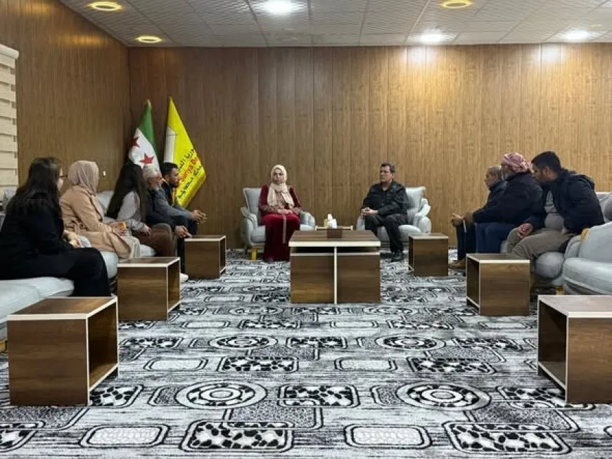Mazlûm Ebdî bi malbatên kesên di êrişan de dîl hatin girtin re civiya