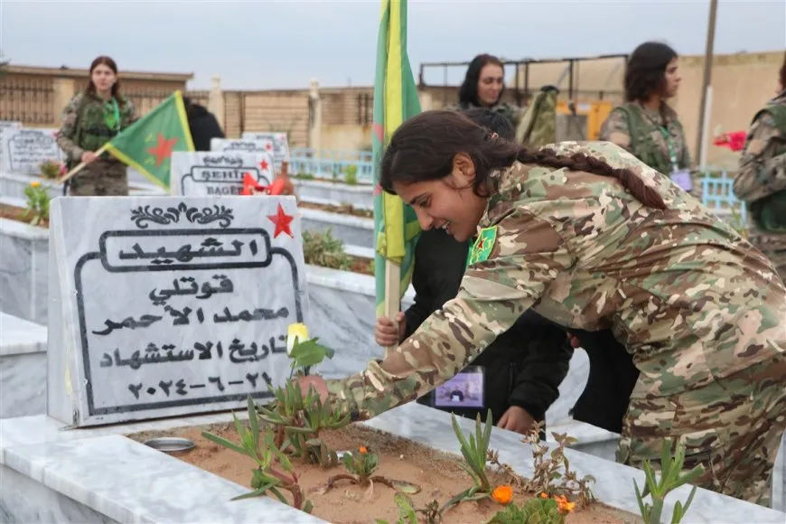 YPJˊê bi boneya 8`ê Adarê merasîma leşkerî li dar xist