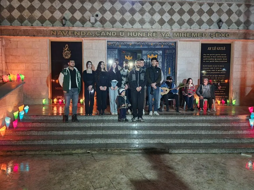 Ji bo bîranîna Hunermend Mihemed Şêxo mûm vêxistin