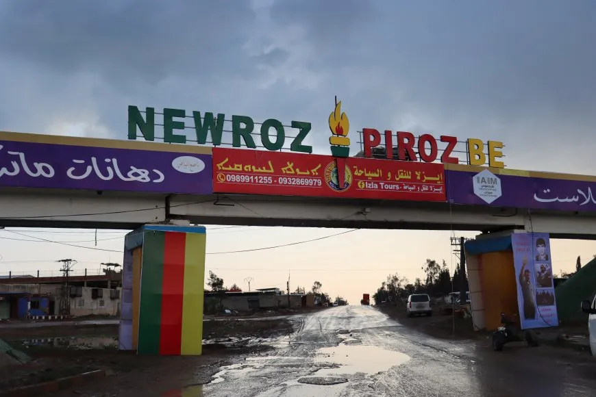Li ser pira trênê ya Qamişloyê "Newroz pîroz be" hat nivîsandin