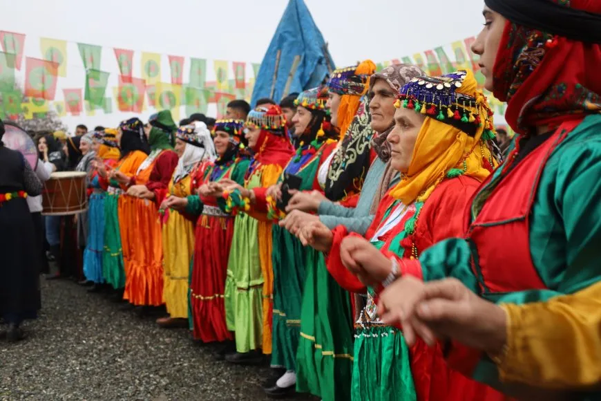 Li bakurê Kurdistanê Agirê Newrozê geş bû