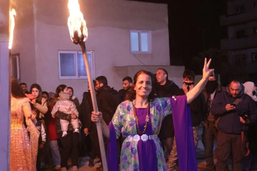 Li Kobanê daxuyanî hat dayîn û agirê Newrozê hat vêxistin