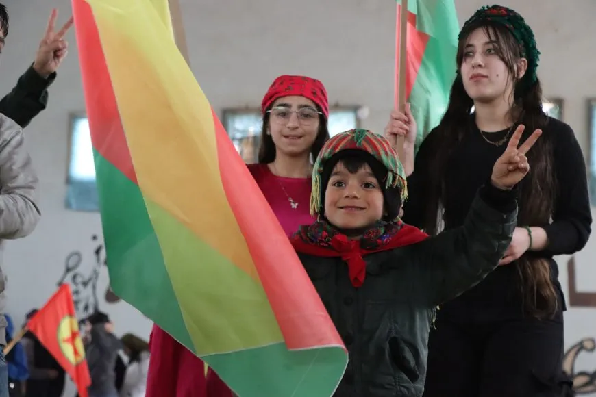 Li Amûdê hêzên ewlekariyê Newroz pîroz kir