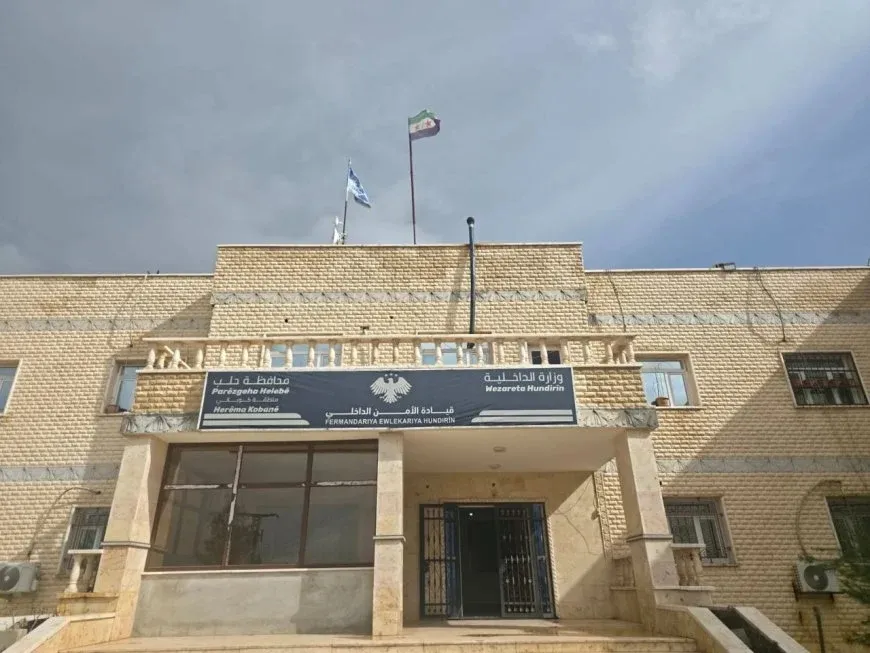 Gerînendetiya Ewlekariya Hundirîn a Kobanê xortê ala Sûriyeyê daxistiye girt