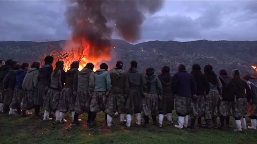 Gerîlayên Azadiyê bi stran û  govendê Newroz pêşwazî kirin