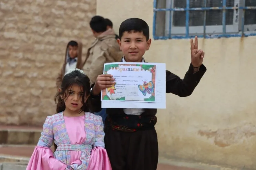 Li Kobanê xwendekaran karnameyên xwe wergirtin